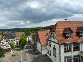 Entfernen der alten Schieferziegeln (Foto: Karl-Franz Thiede)